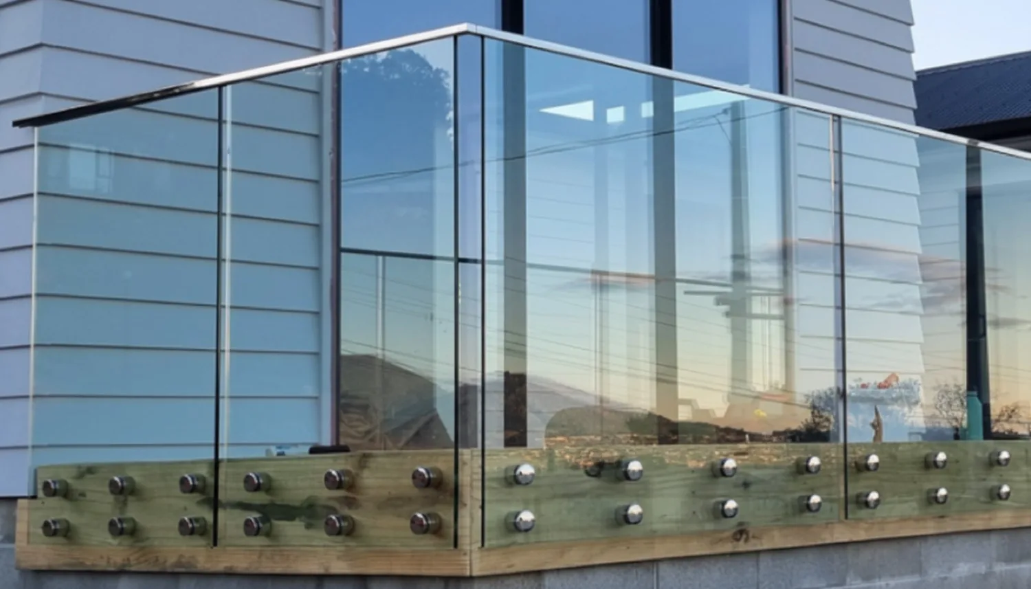Spigot-mounted glass balustrade on a deck in Tauranga