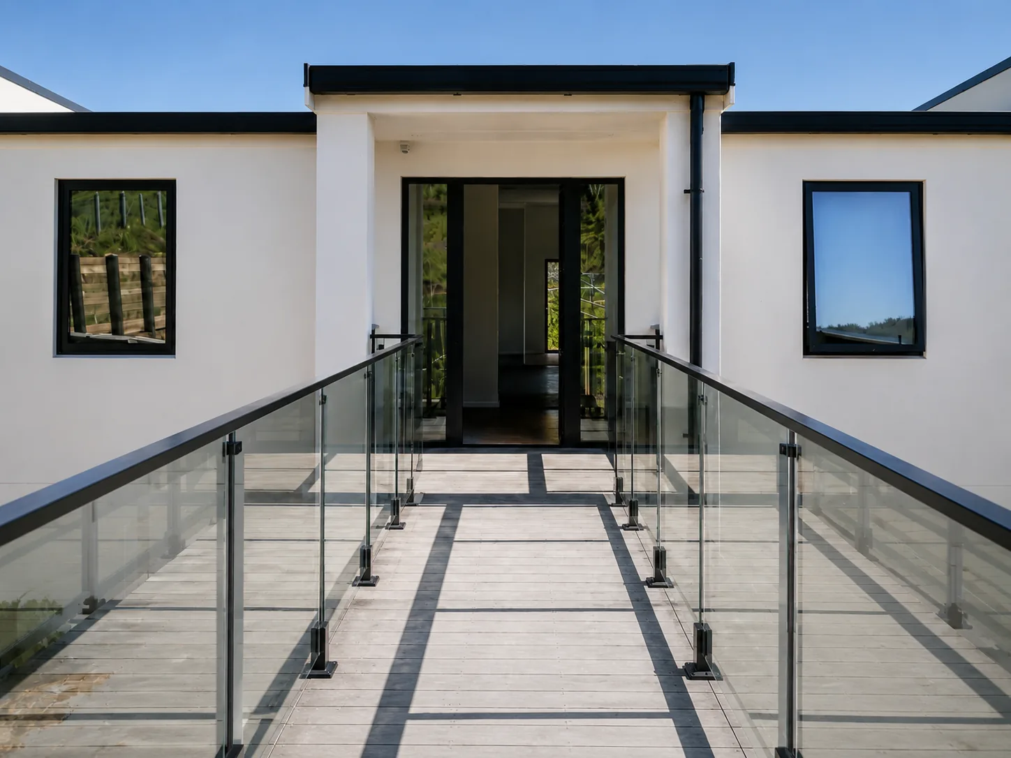 Glass balustrade for a Brookfield deck